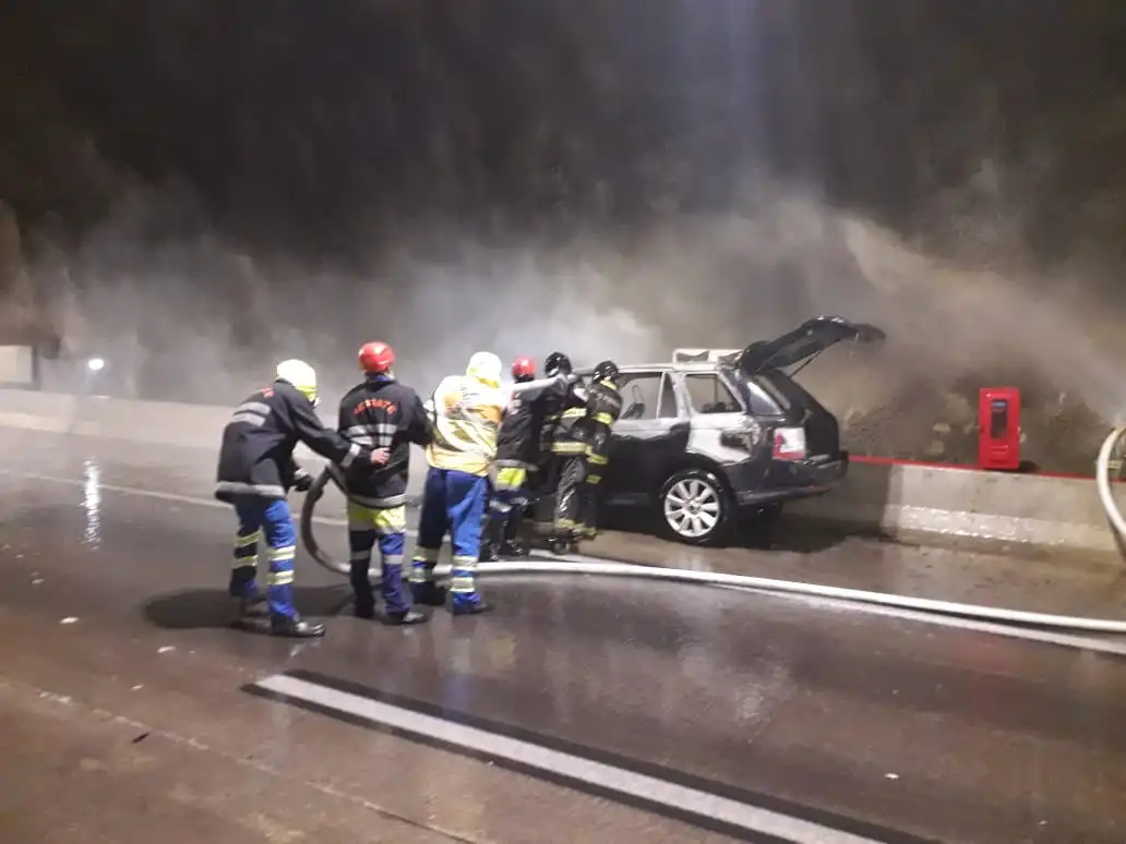 Carro pega fogo no túnel da Tamoios em Caraguatatuba  