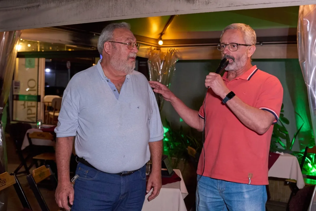 Após encerrar suas atividades, tradicional "Bar do Deis" é homenageado por Sinhores