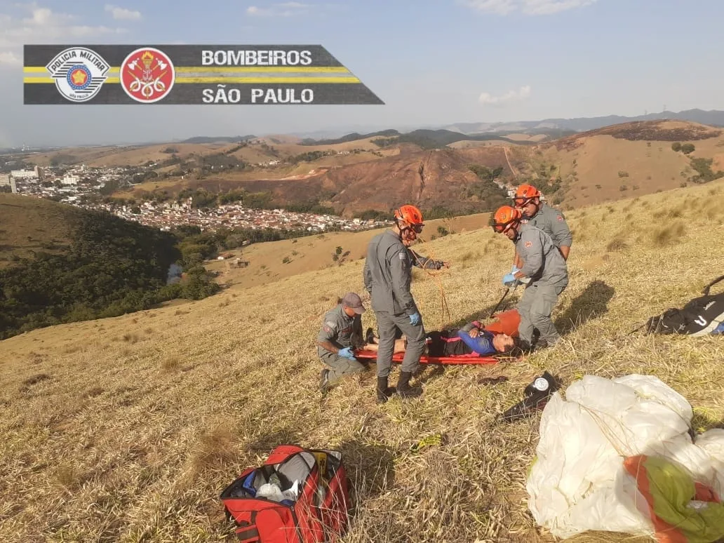 Piloto de paraglider é resgatado com lesão no tornozelo após queda em Guaratinguetá