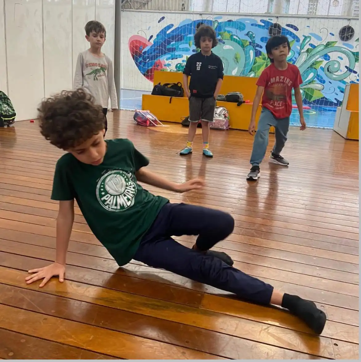 Hip hop também se aprende na escola e desenvolve criatividade, expressão corporal e artística em crianças