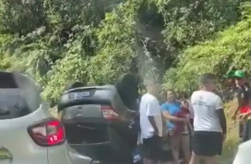 Carro capota na Rodovia dos Tamoios, sentido Litoral