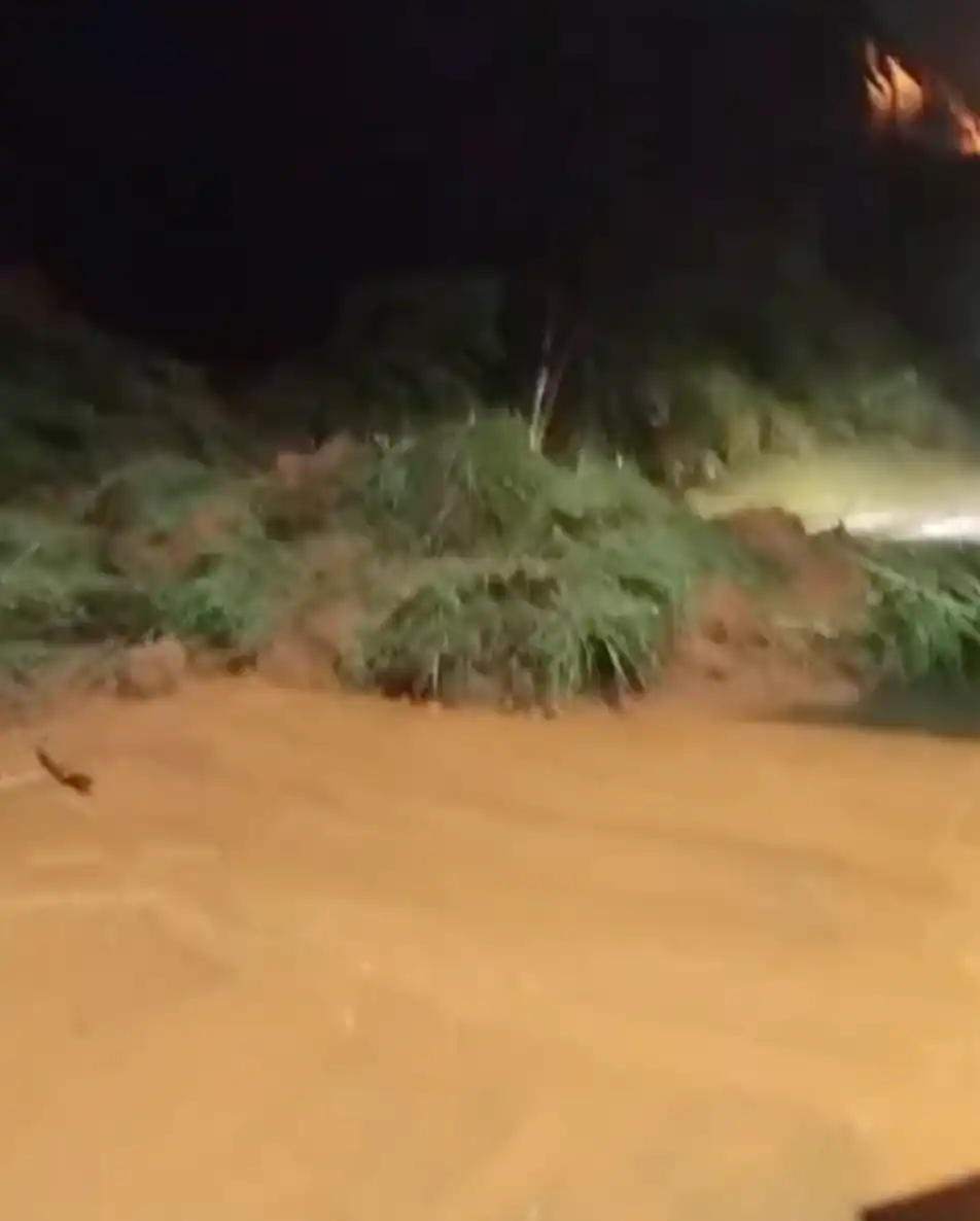 Fortes chuvas provocam quedas de barreira e interditam trechos da Av. Tancredo Neves em Piquete