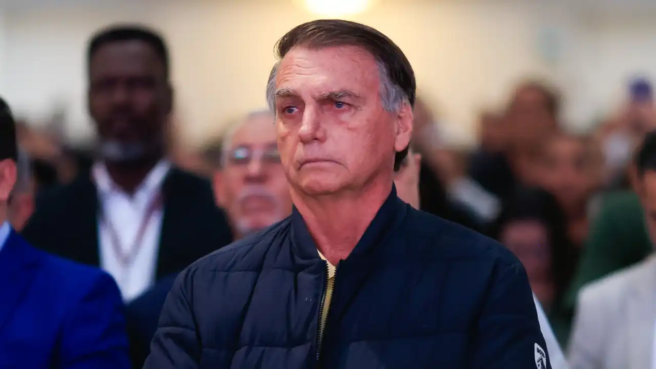 Segundo Datafolha, 51% dos brasileiros apoiam prisão domiciliar de Bolsonaro decretada por Moraes