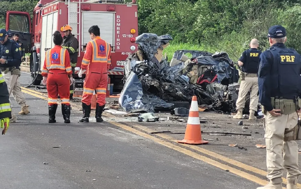 Ultrapassagem proibida deixa 2 mortos na BR-153 em Marília