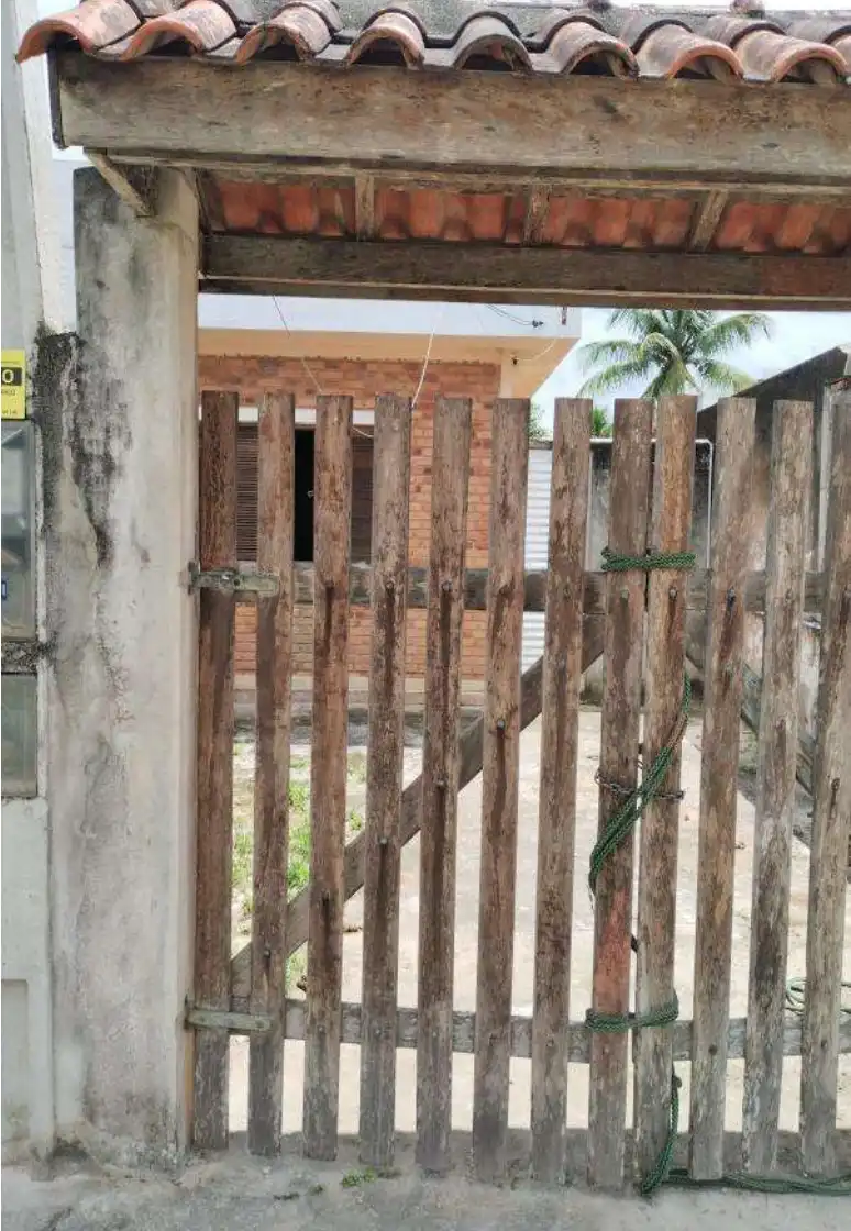 Pitbull escapa de casa, mata shih-tzu e fere casal em Caraguatatuba
