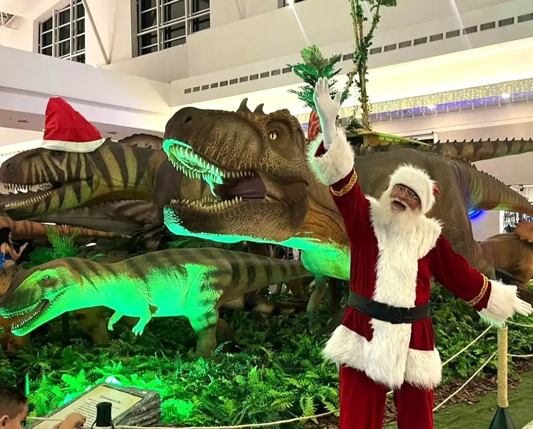 Papai Noel e dinossauros encantam o público no "Natal de Aventuras" do Shopping Pátio Pinda