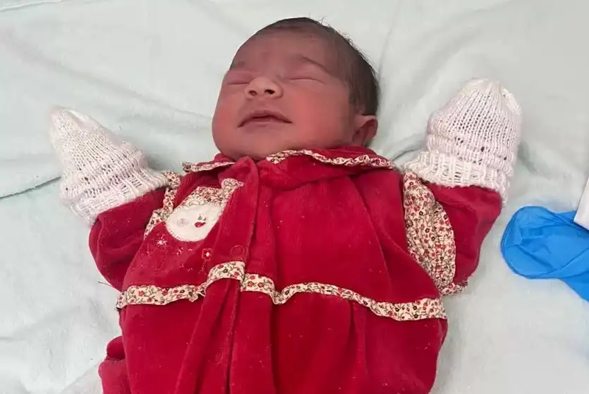 Bebê encontrada em caixa de papelão está no Hospital Municipal de São José