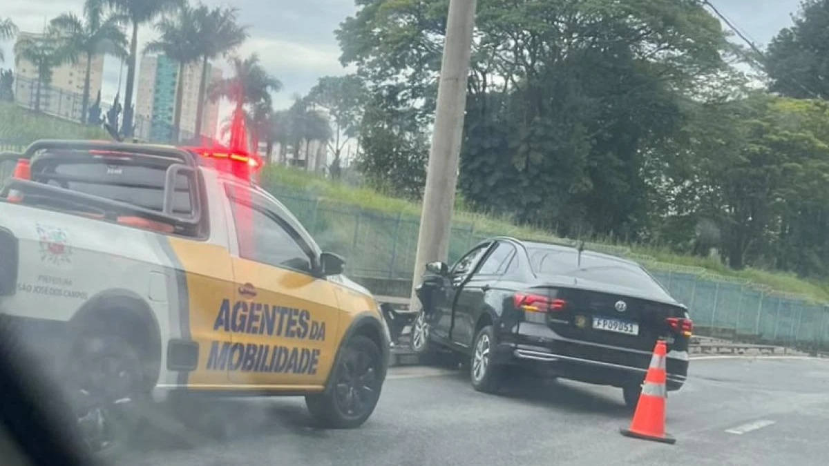 Motorista perde controle da direção e bate contra poste na zona sul de SJC
