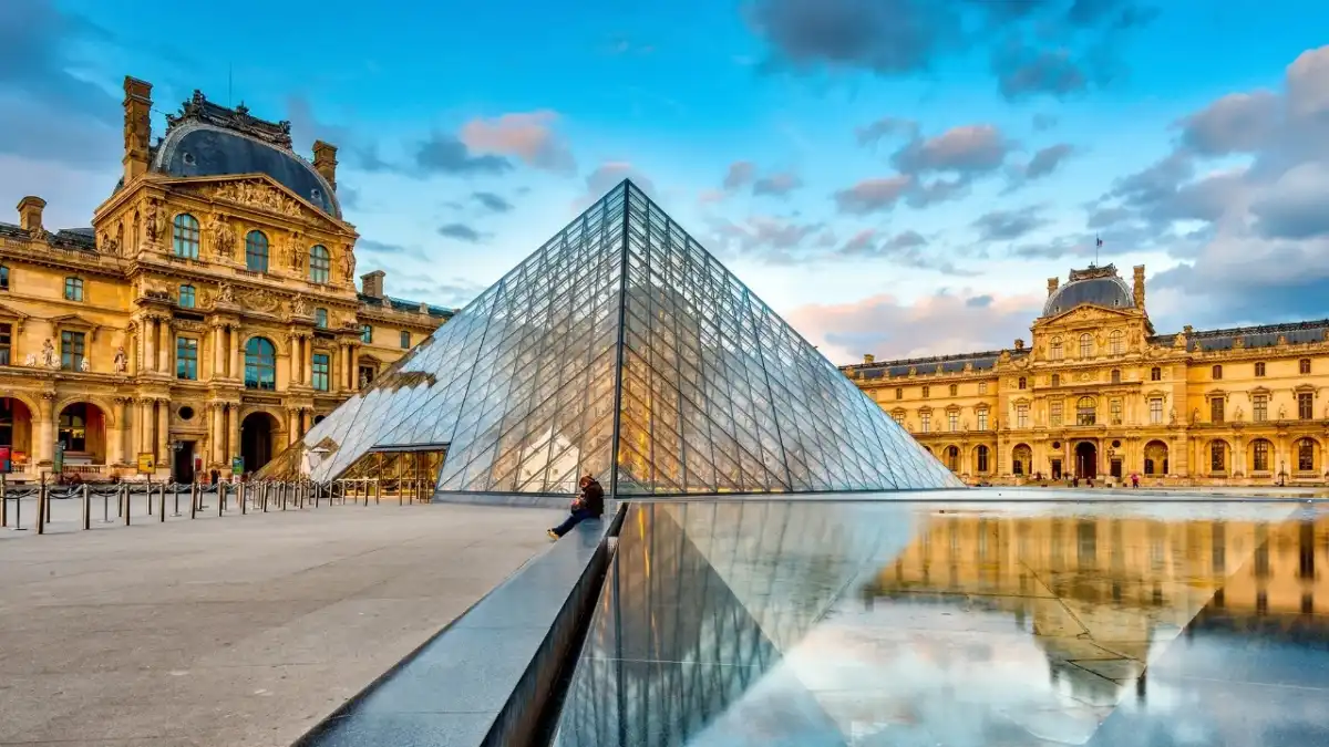 Há 231 anos era inaugurado o Museu do Louvre em Paris