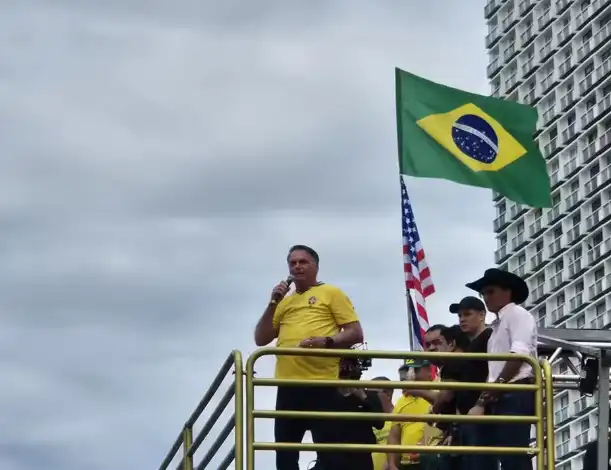 Ato por anistia reúne Jair Bolsonaro e apoiadores no Rio de Janeiro