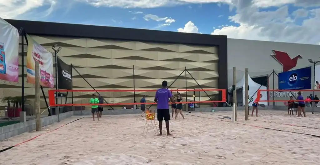 Shopping Jardim Oriente amplia horário de aulas de beach tennis gratuitas