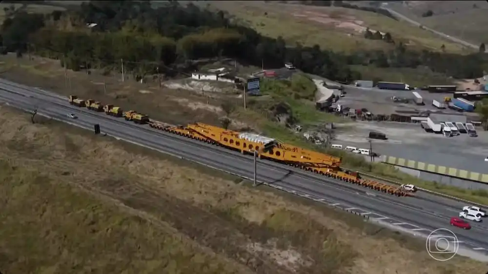 Com 845 toneladas, passagem da maior carreta da história é retomada nesta segunda (11) na Dutra