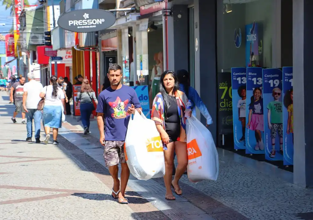 Procon de Caraguatatuba fornece orientações sobre compras natalinas 