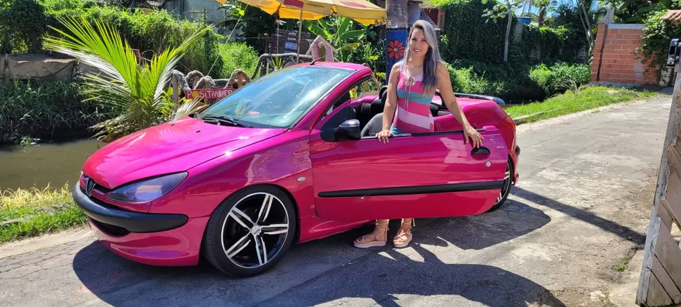 Marido transforma carro em conversível da Barbie e realiza sonho da esposa