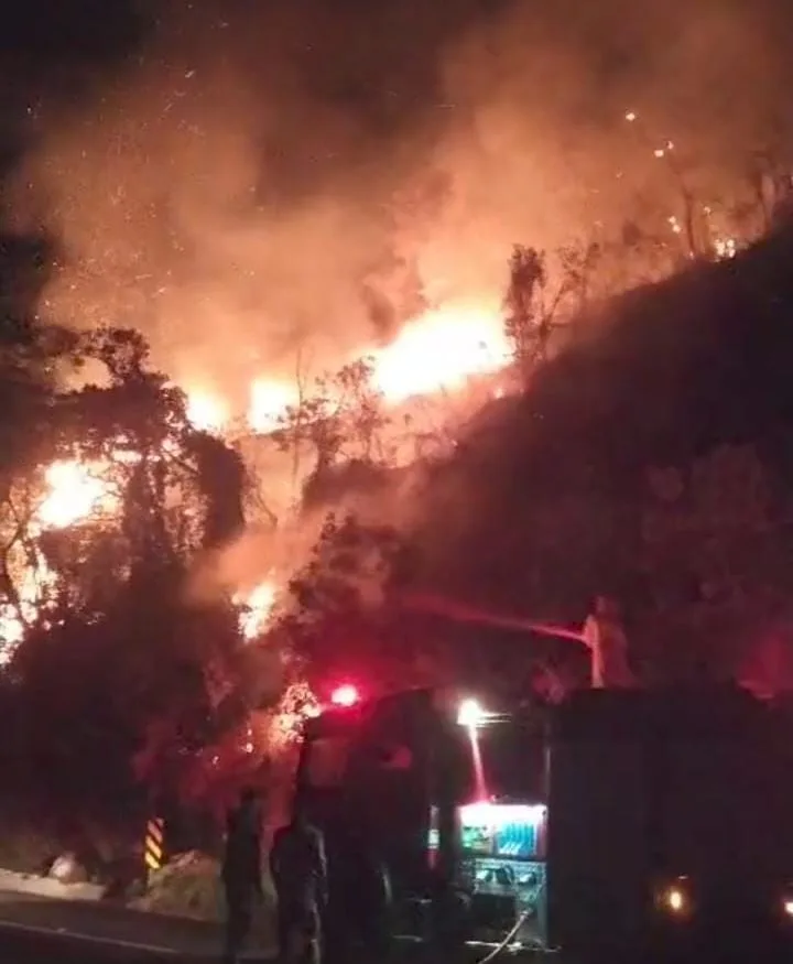 Bombeiros e Defesa Civil combatem incêndio em Campos do Jordão
