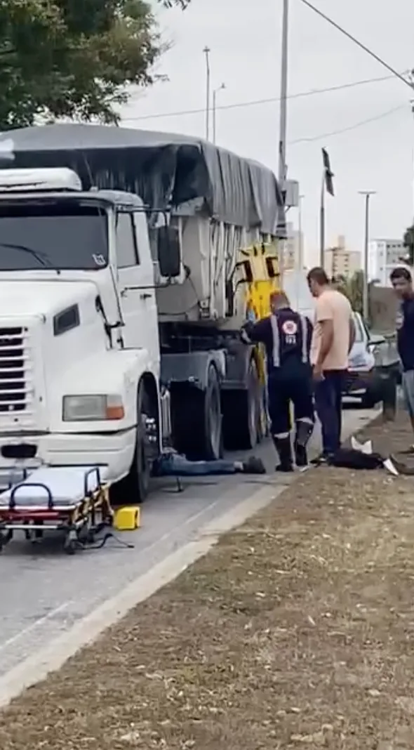 Motociclista vai parar embaixo de caminhão após acidente na Zona Oeste de São José 