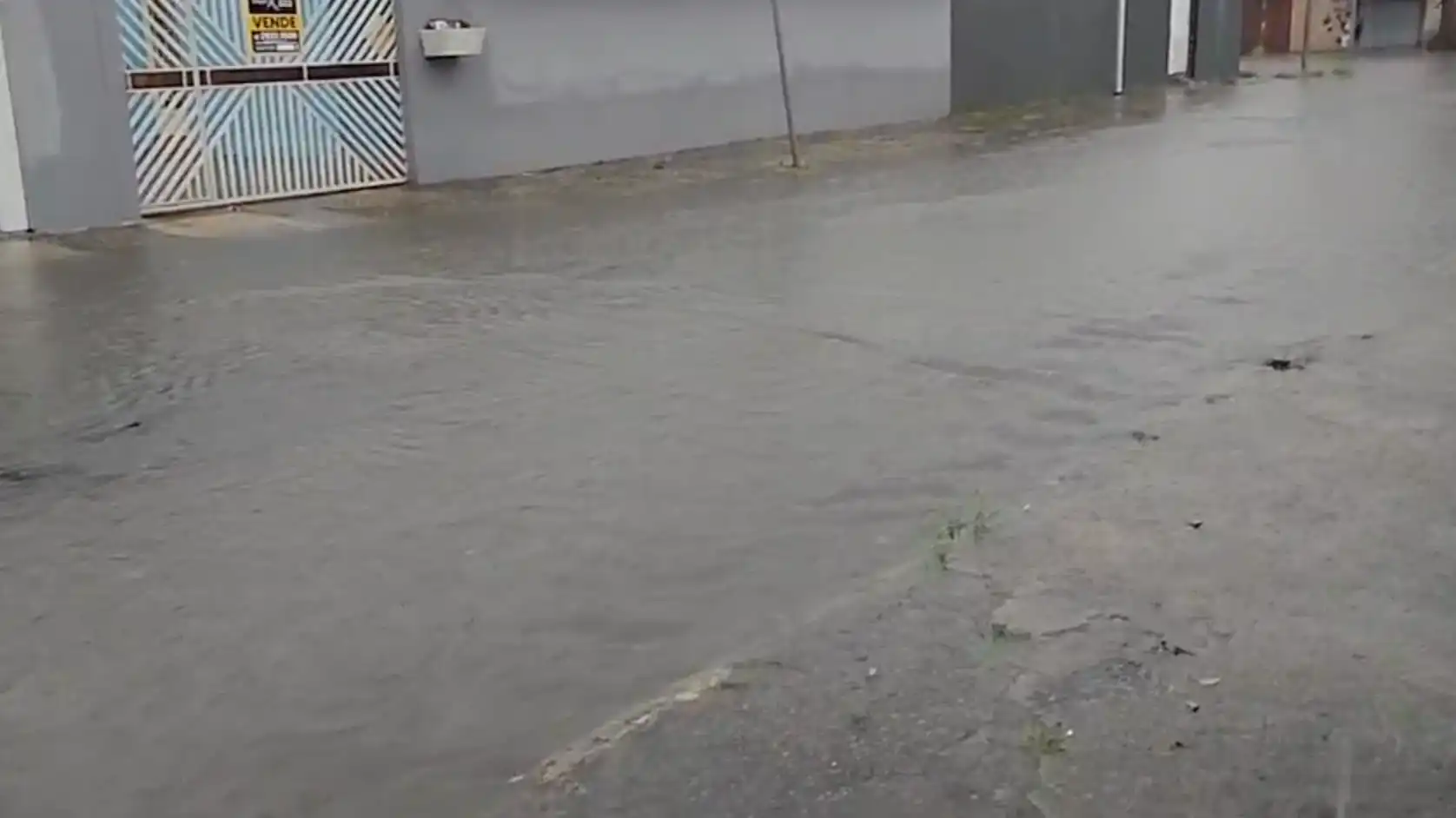 Fechamento de buraco pela prefeitura provoca alagamentos em rua vizinha no Jd Imperial em São José
