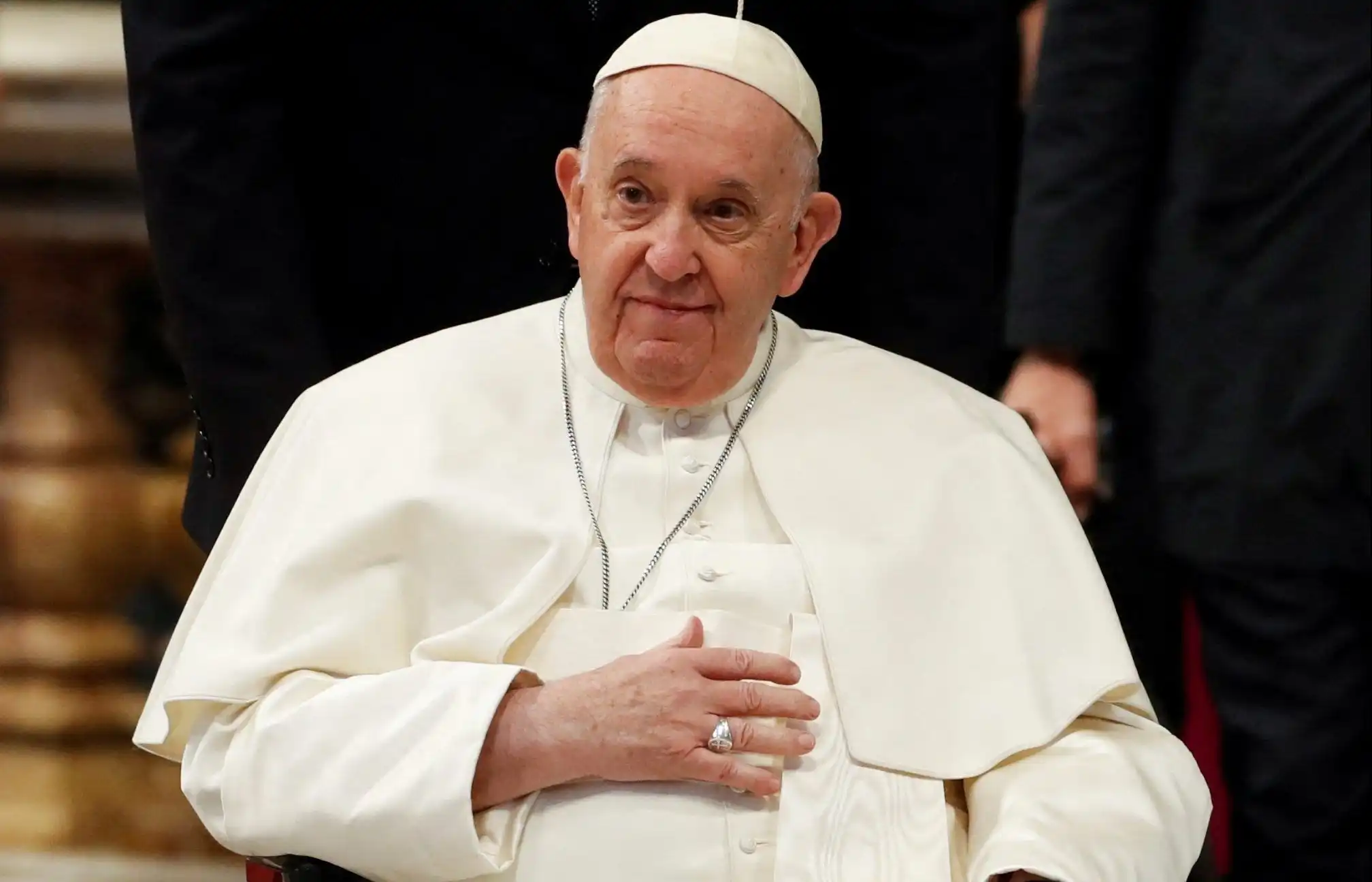 Papa Francisco tem melhora progressiva mas continua internado
