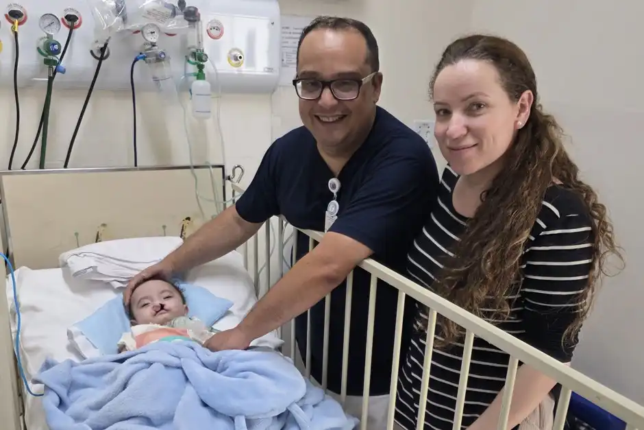 Bebê recebe alta após mais de um ano e é adotado por enfermeiro em São José
