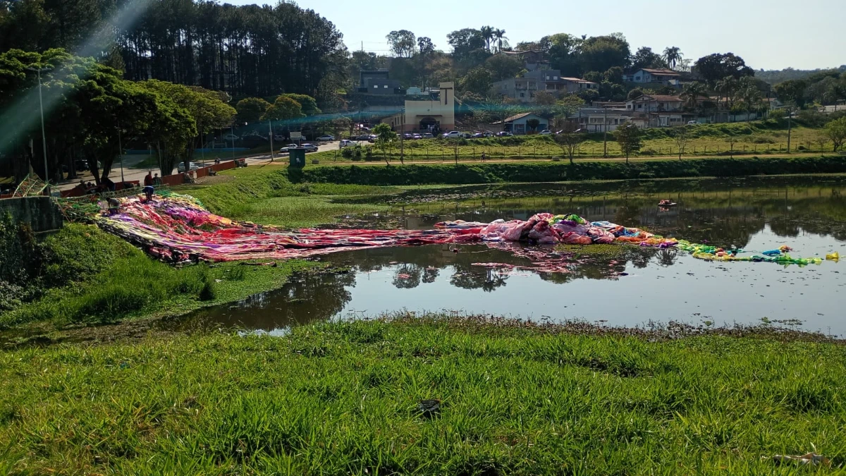 Balão é avistado sobre a Zona Leste de SJC e cai no Pousada do Vale neste domingo (30)