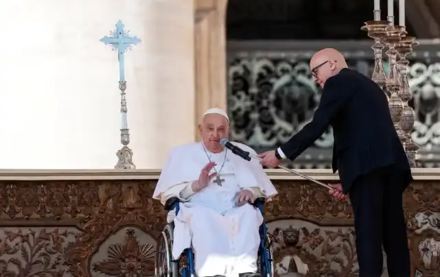 Papa faz primeira aparição neste domingo (06) após voltar ao Vaticano  
