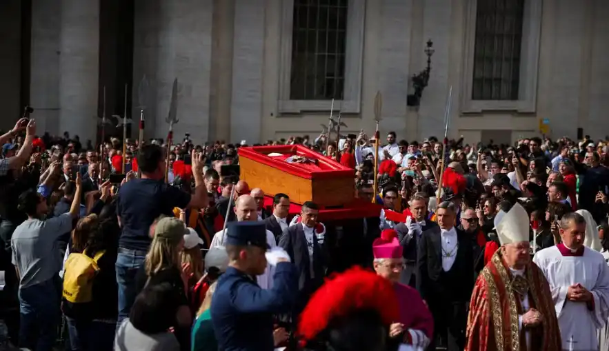 Multidão acompanha o velório do Papa Francisco nesta quarta (23)  