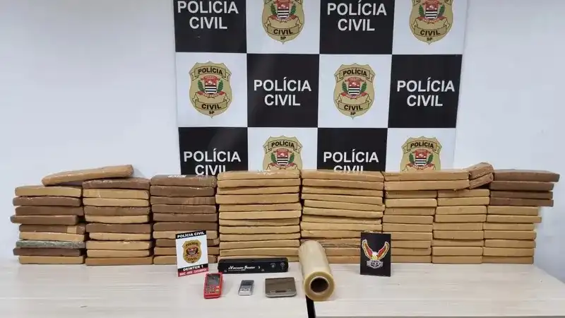 Polícia estoura “casa bomba” e apreende mais de 80kg de drogas em São José