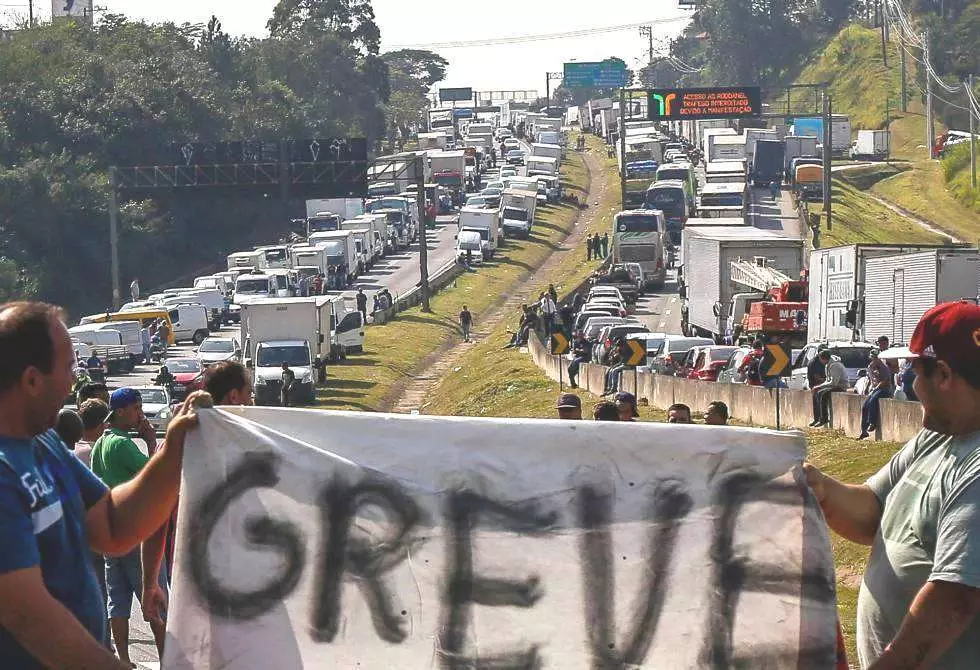 Greve dos caminhoneiros ganha força na internet, mas diverge entre lideranças 