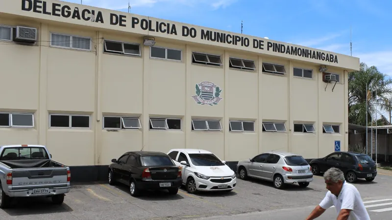 Homem é morto a tiros dentro do próprio carro em Pindamonhangaba