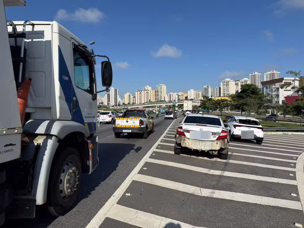 Acidente com seis veículos deixa motociclista ferido no Anel Viário de São José