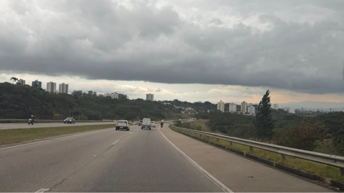 Celulares de São José e Jacareí recebem alerta de tempo severo
