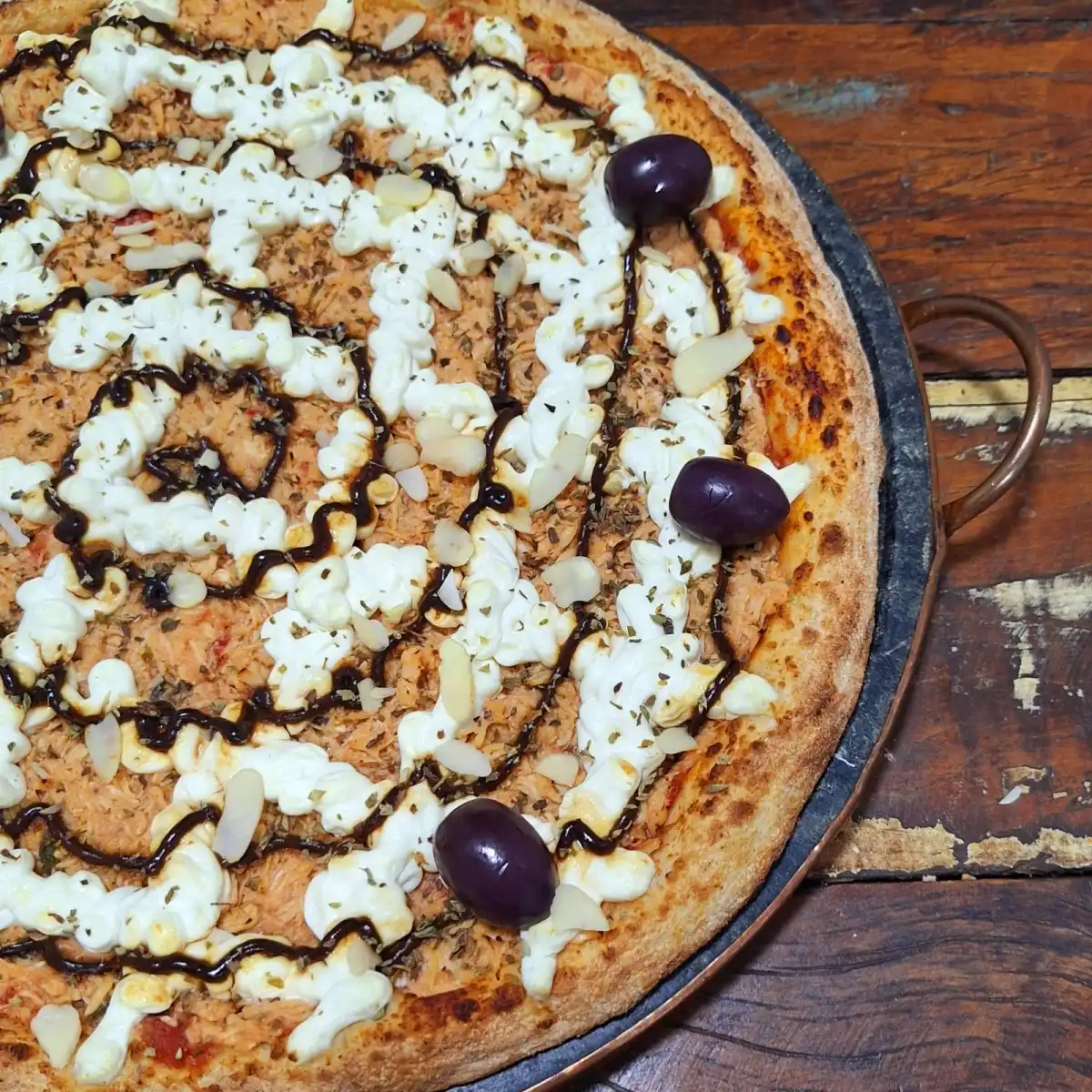 Pizza de alho negro é lançada em São José em homenagem a Fernanda Torres