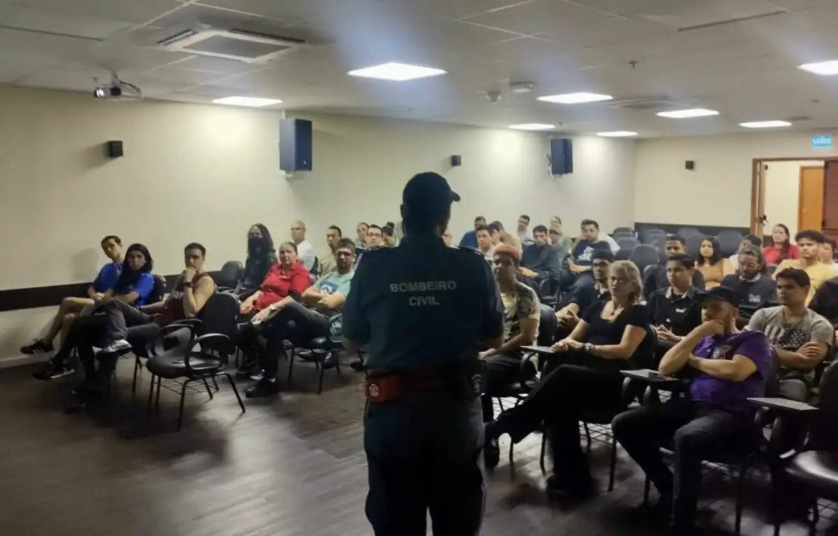 Garçons de restaurantes do Vale Sul recebem treinamento de técnica para salvar pessoas engasgadas