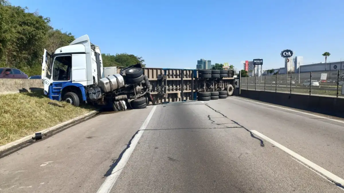 Acidente grave com carreta interdita Dutra no trecho de São José