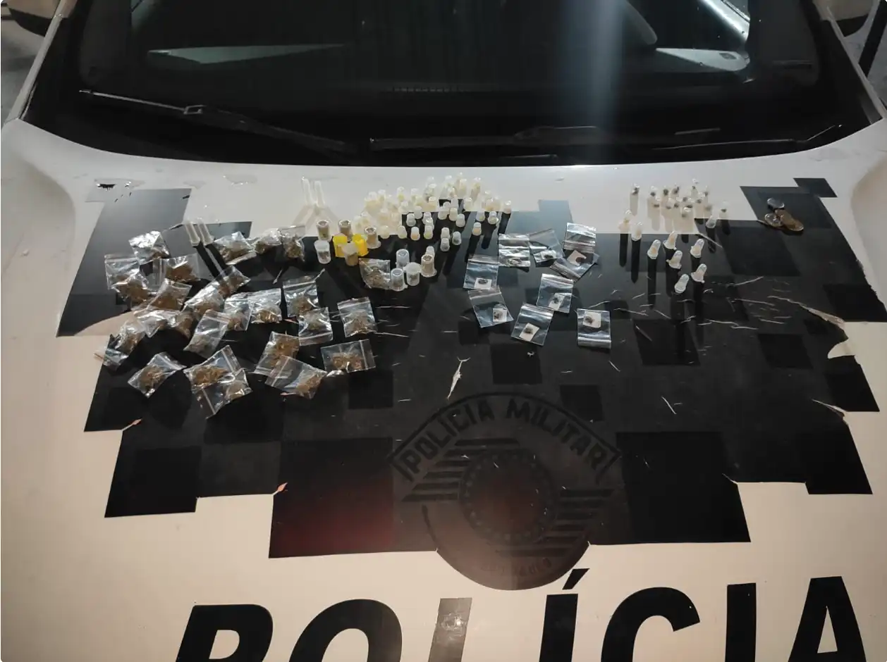 Câmeras do CSI flagram mulher com drogas perto de carrinho de bebê em São José