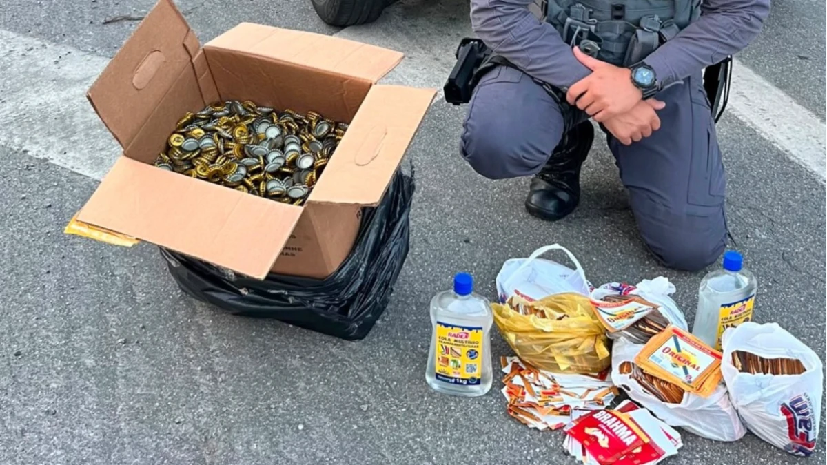 Homem é preso com material para falsificar quase 6 mil garrafas de cerveja na Tamoios
