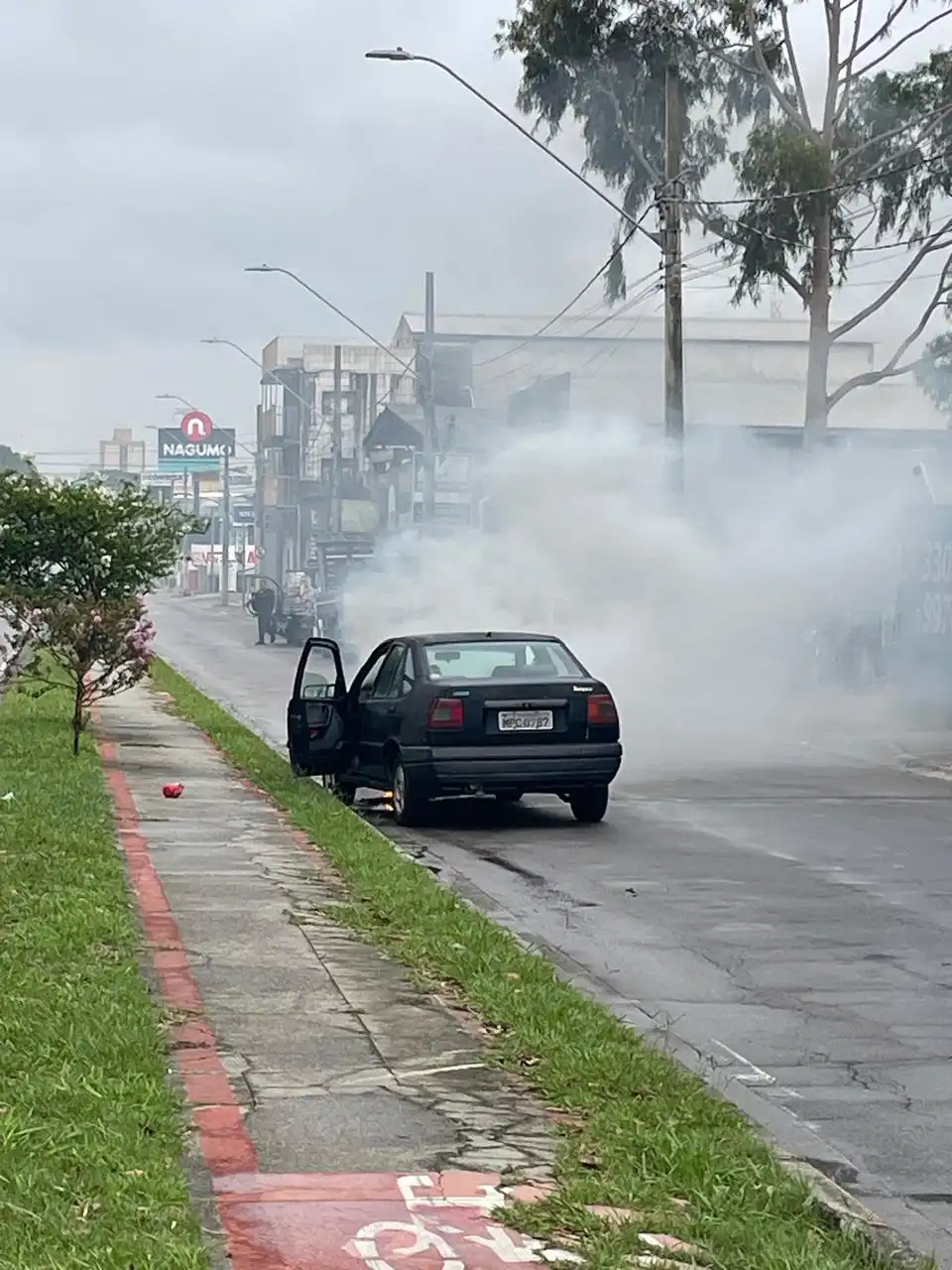 Carro apresenta indícios de incêndio no Jardim Morumbi em São José dos Campos