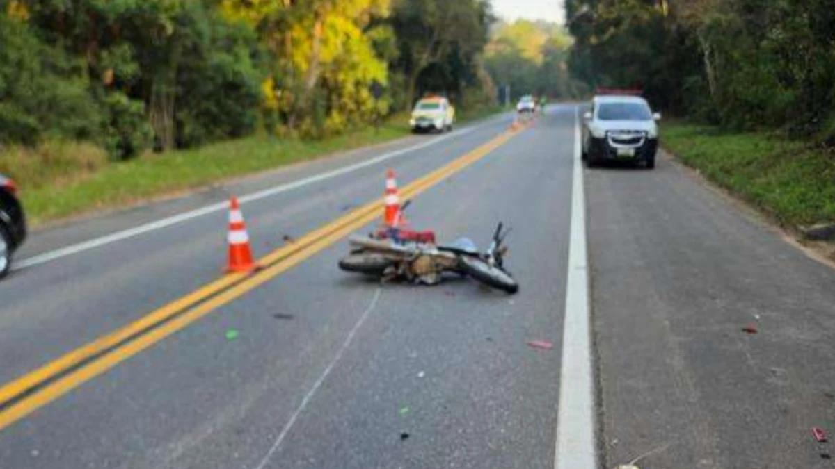 Motociclista morre após bater contra caminhão em rodovia de Cunha