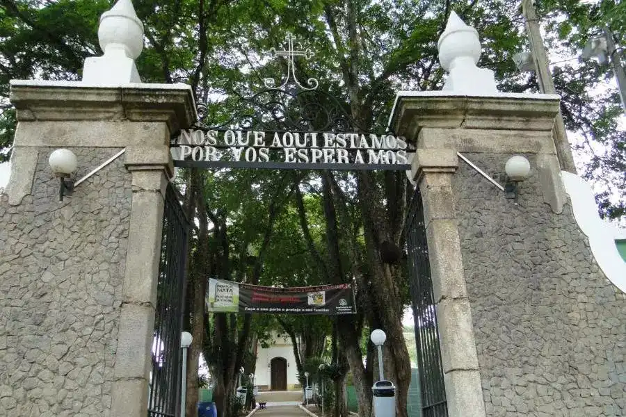 Cemitério de Paraibuna é famoso por frase emblemática em sua fachada