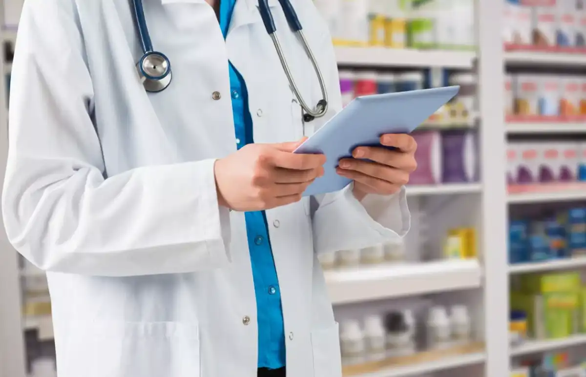 Farmacêuticos poderão examinar pacientes e prescrever medicamentos, de acordo com proposta do CFF