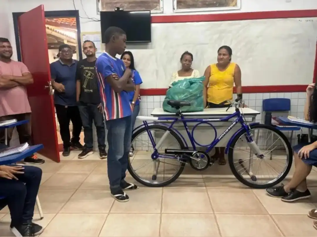 Professora mobiliza escola e dá bicicleta a aluno que caminhava quilômetros para estudar