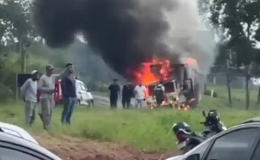 Acidente entre moto e caminhão interdita totalmente a Rodovia Floriano Rodrigues Pinheiro em Tremembé 