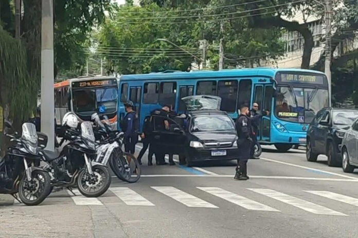 Dupla é presa após assaltar mercado na Zona Sul de São José