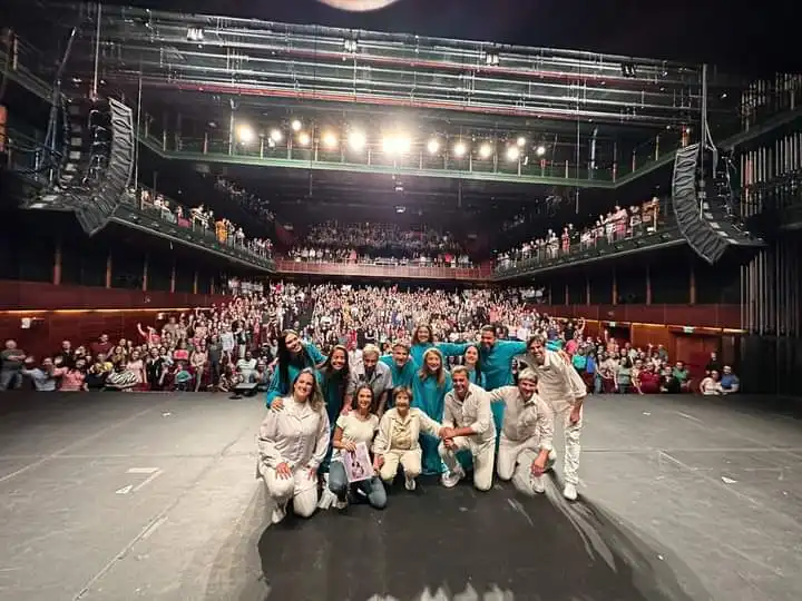Yasmim Sant'anna apresenta o espetáculo "Violetas na Janela" em São Paulo