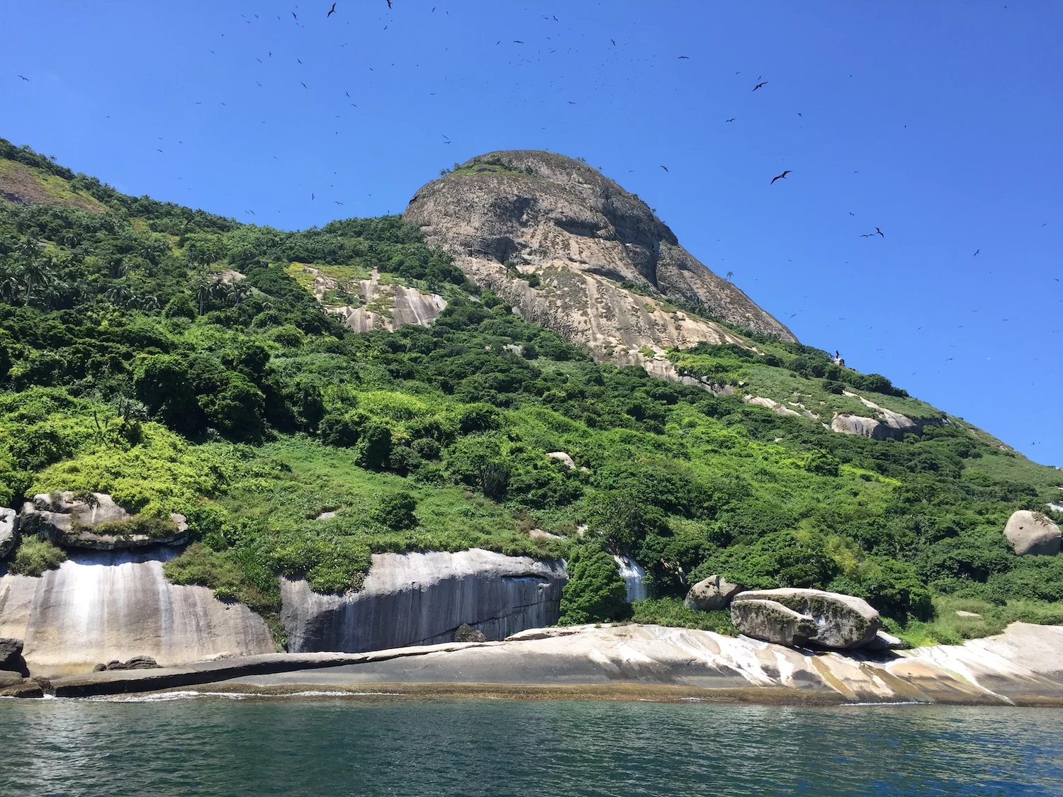 Barco com seis pessoas afunda em Ilhabela; todos são resgatados com vida