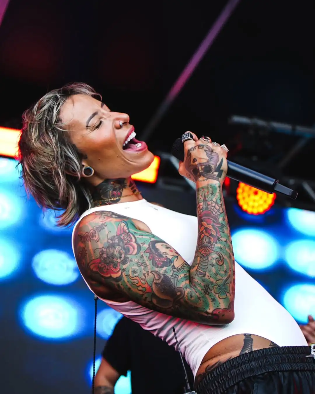 Luana Camarah faz show gratuito no Shopping Jardim Oriente na véspera do feriado em São José