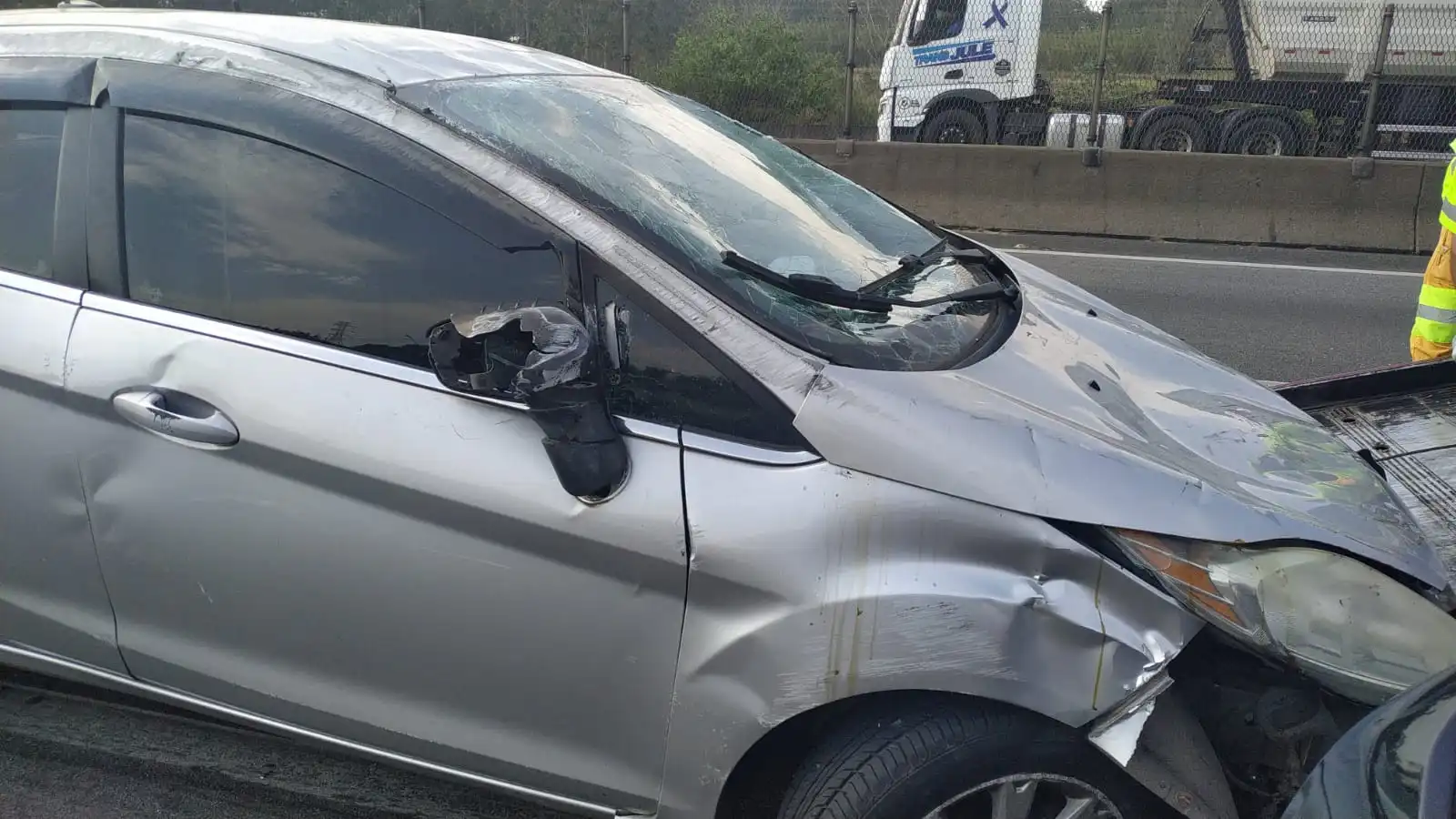 Carro em alta velocidade capota e atinge outros quatro veículos na Via Dutra