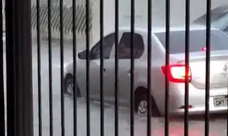 Alagamento atinge via na Vila Adyana e causa transtornos a motoristas