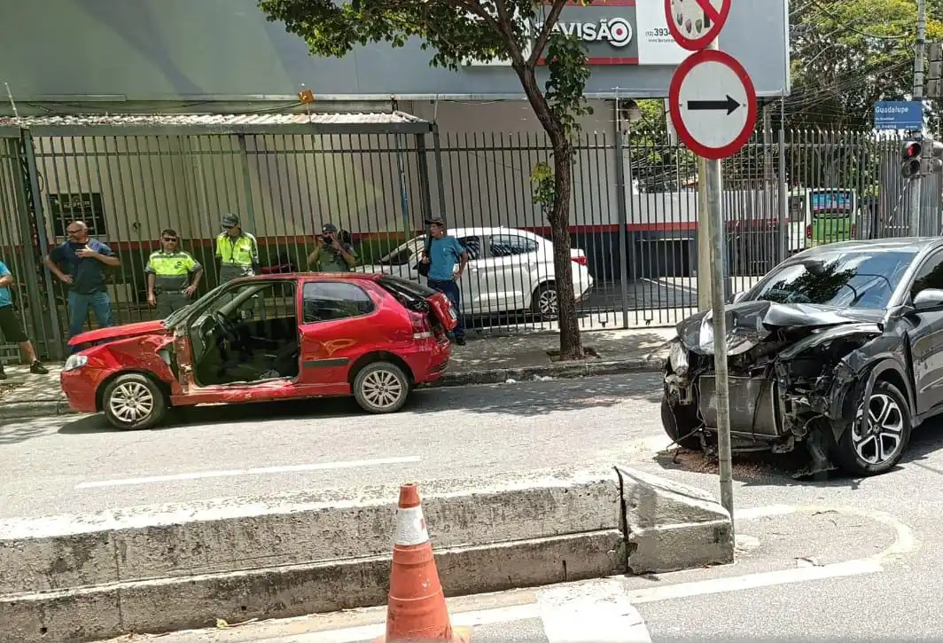 Acidente deixa dois feridos na Zona Sul de São José