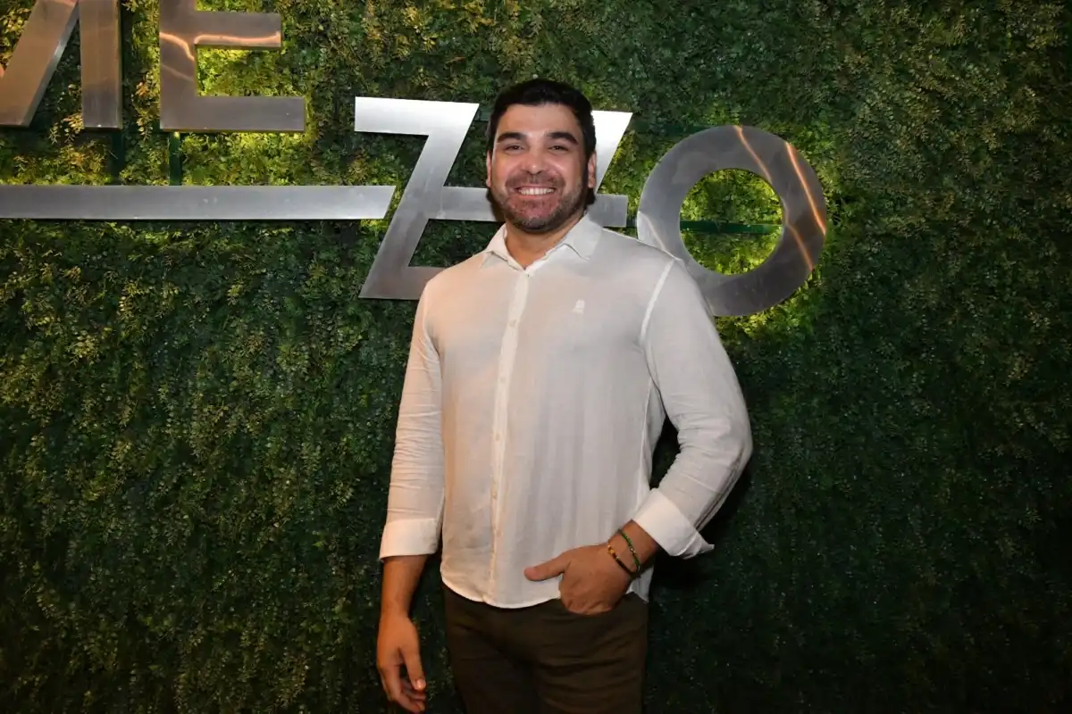 Carlos Lessa comemora aniversário no Mezzo bar